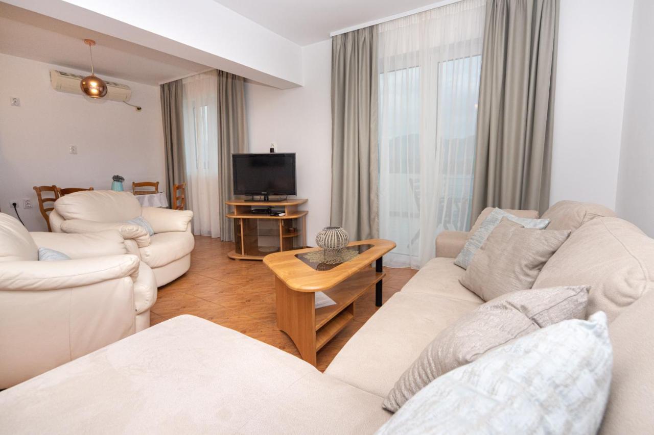 Adeona Apartment *
